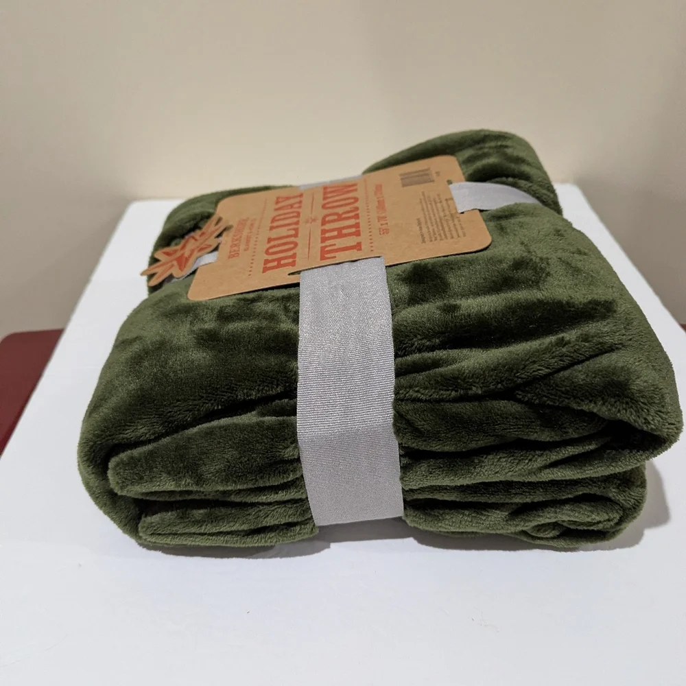 NEW Berkshire Olive Holiday Throw Blanket. 55